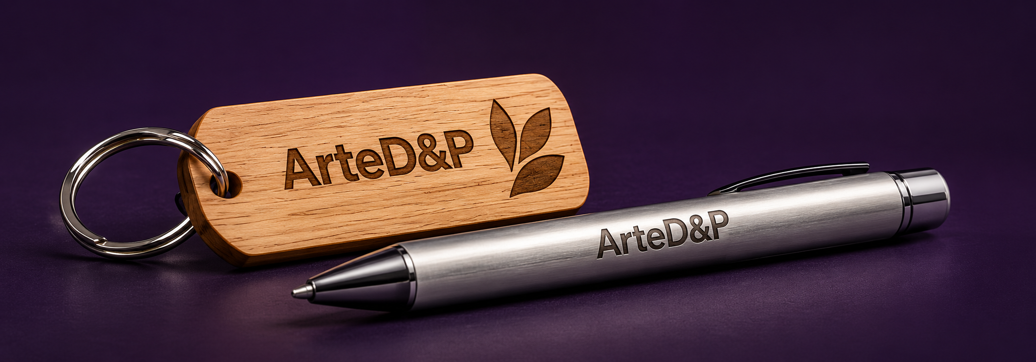 Llavero de madera y bolígrafo metálico grabados con ArteD&P